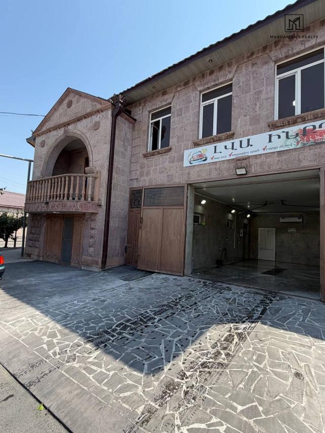 Երկու հարկանի քարե տուն Լևոն Մադոյանի փողոցում Գյումրիում, 482 քմ, 490 քմ հողի վրա, 3+ սանհանգույց