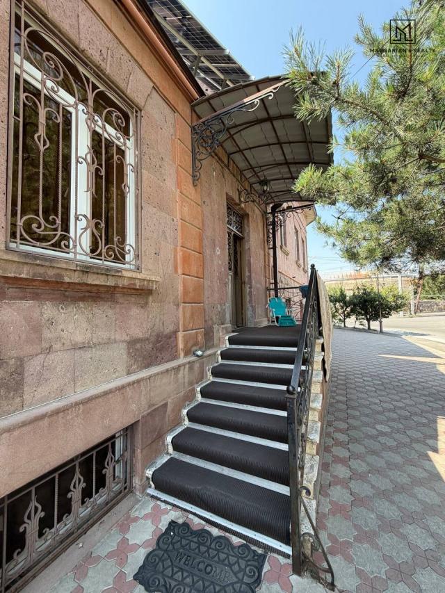 Երկու հարկանի քարե տուն Լևոն Մադոյանի փողոցում Գյումրիում, 482 քմ, 490 քմ հողի վրա, 3+ սանհանգույց