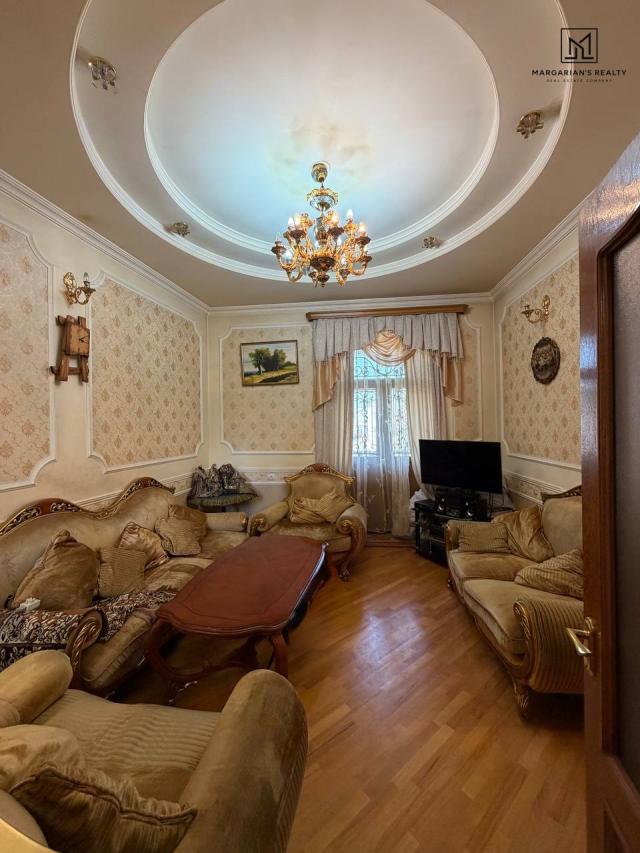 Երկու հարկանի քարե տուն Լևոն Մադոյանի փողոցում Գյումրիում, 482 քմ, 490 քմ հողի վրա, 3+ սանհանգույց