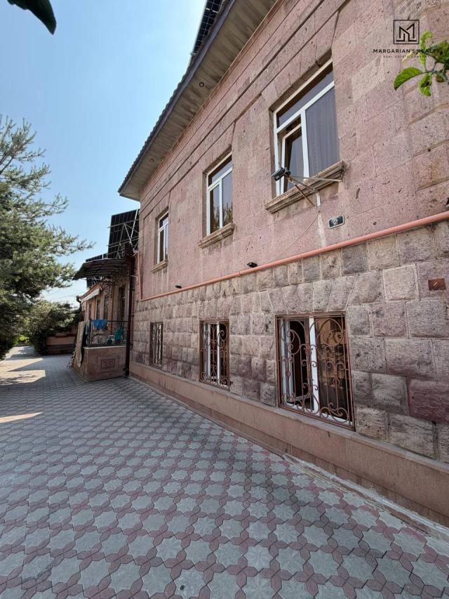 Երկու հարկանի քարե տուն Լևոն Մադոյանի փողոցում Գյումրիում, 482 քմ, 490 քմ հողի վրա, 3+ սանհանգույց