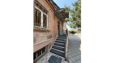 Երկու հարկանի քարե տուն Լևոն Մադոյանի փողոցում Գյումրիում, 482 քմ, 490 քմ հողի վրա, 3+ սանհանգույց
