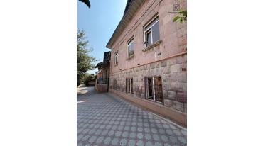 Երկու հարկանի քարե տուն Լևոն Մադոյանի փողոցում Գյումրիում, 482 քմ, 490 քմ հողի վրա, 3+ սանհանգույց