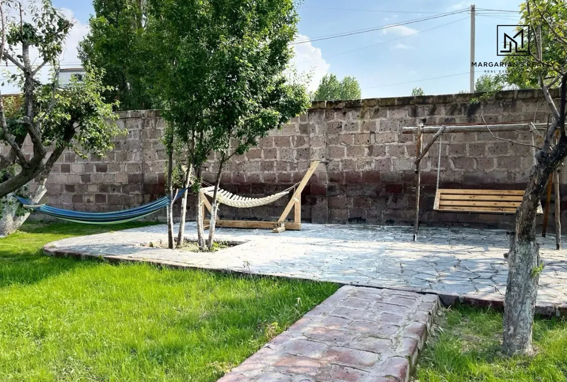 Մեկ հարկանի քարե տուն, Ղարիբջանյան մայրուղի Ղարիբջանյանում, 100 քմ, 1500 քմ հողի վրա