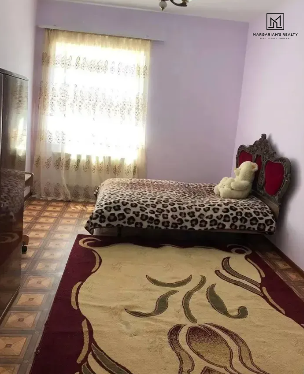 Երկու հարկանի քարե տուն, Հ. Սարգսյան փողոց 2-րդ անցում Գյումրիում, 200 քմ, 600 քմ հողի վրա
