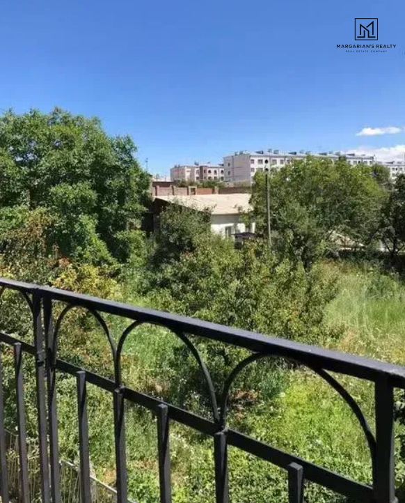 Երկու հարկանի քարե տուն, Հ. Սարգսյան փողոց 2-րդ անցում Գյումրիում, 200 քմ, 600 քմ հողի վրա