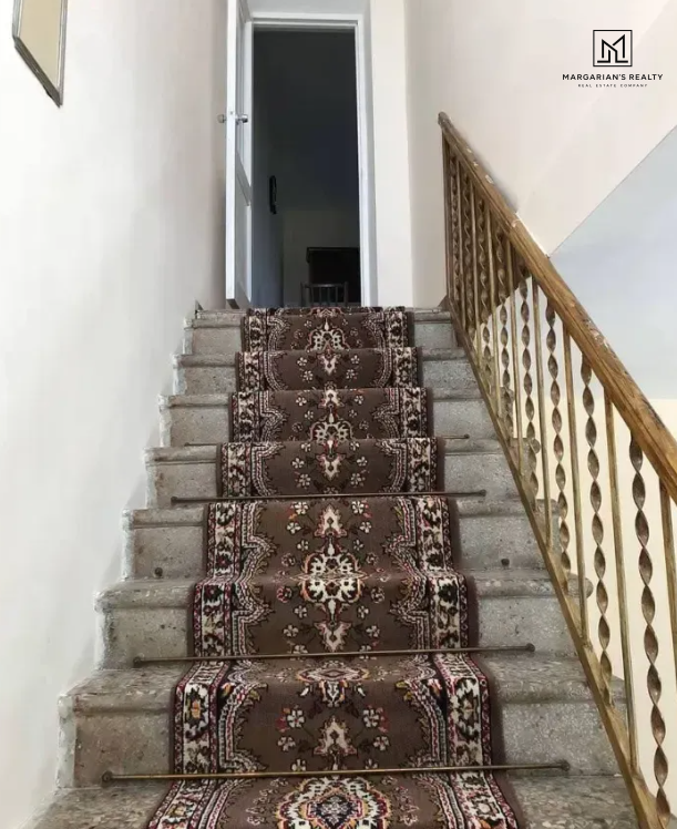 Երկու հարկանի քարե տուն, Հ. Սարգսյան փողոց 2-րդ անցում Գյումրիում, 200 քմ, 600 քմ հողի վրա