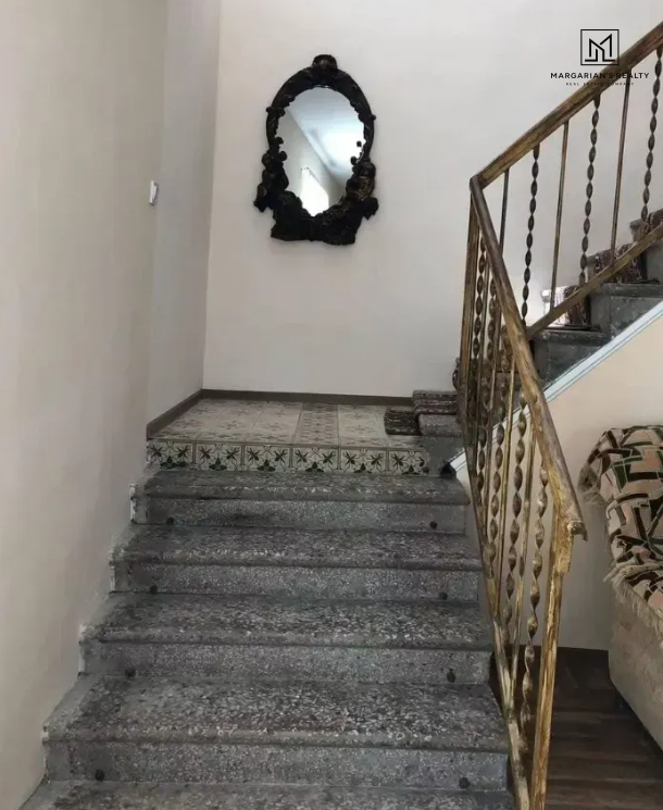 Երկու հարկանի քարե տուն, Հ. Սարգսյան փողոց 2-րդ անցում Գյումրիում, 200 քմ, 600 քմ հողի վրա