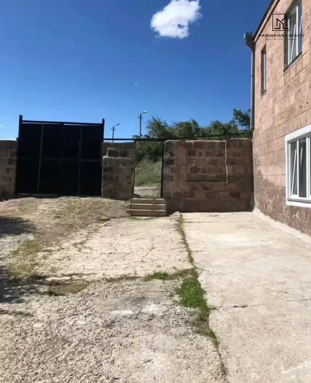 Երկու հարկանի քարե տուն, Հ. Սարգսյան փողոց 2-րդ անցում Գյումրիում, 200 քմ, 600 քմ հողի վրա