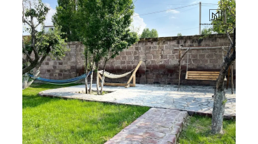 Մեկ հարկանի քարե տուն, Ղարիբջանյան մայրուղի Ղարիբջանյանում, 100 քմ, 1500 քմ հողի վրա