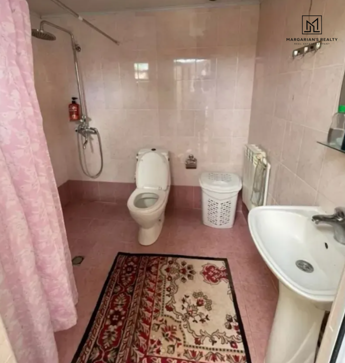 Երկու հարկանի քարե տուն, Chernishevski Street Գյումրիում, 200 քմ, 100 քմ հողի վրա, 2 սանհանգույց