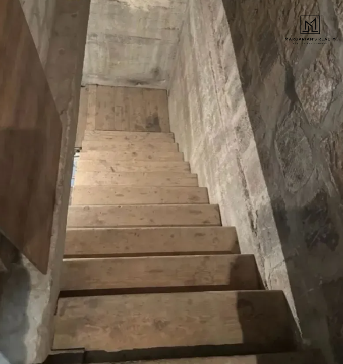 Երկու հարկանի քարե տուն, Chernishevski Street Գյումրիում, 200 քմ, 100 քմ հողի վրա, 2 սանհանգույց