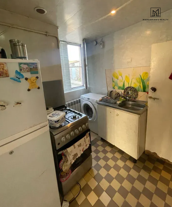 One-story stone house, 3rd lane of Rustaveli Street in Gyumri, 48 sqm, on 10 sqm of land
