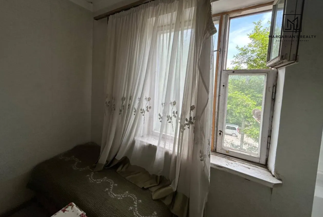 2 սենյականոց բնակարան Մանուշյան փողոցում Գյումրիում, 58 քմ, նախավերջին հարկ, քարե շենք