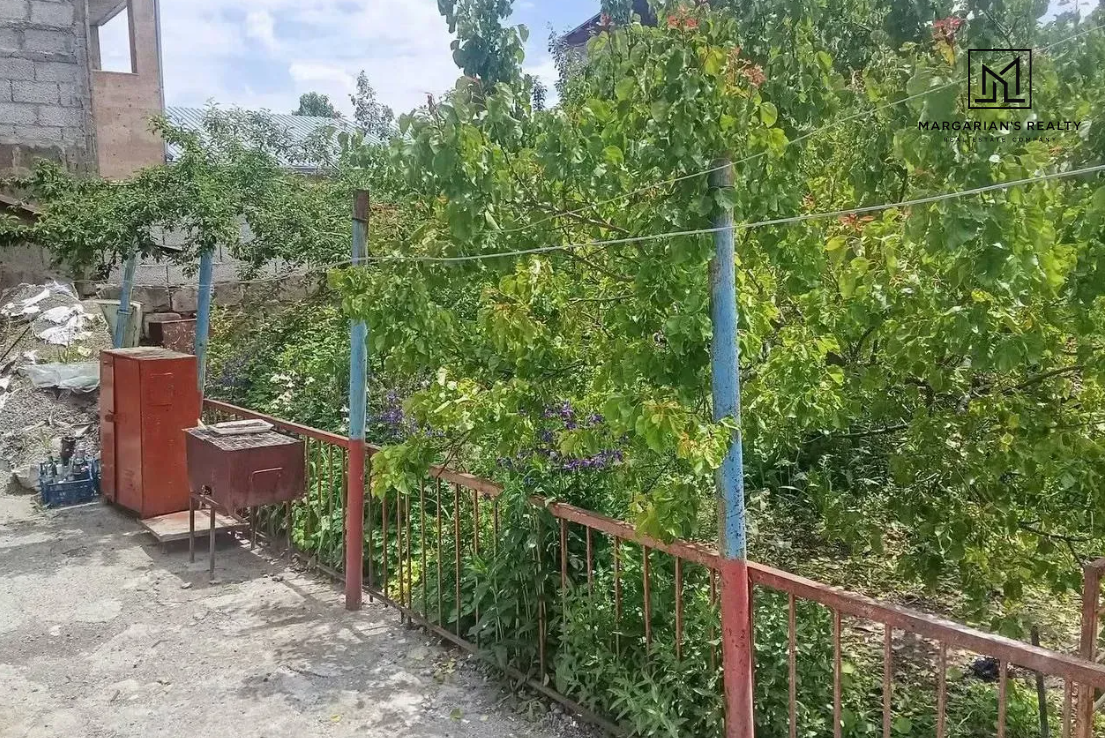 Մեկ հարկանի քարե տուն Շինարարների փողոցում Գյումրիում, 110 քմ, 310 քմ հողի վրա
