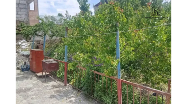 Մեկ հարկանի քարե տուն Շինարարների փողոցում Գյումրիում, 110 քմ, 310 քմ հողի վրա